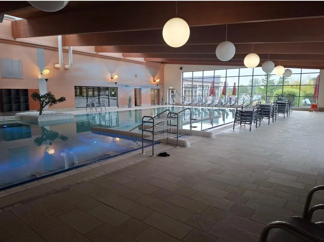Professionell gereinigter Pool- und Wellnessbereich